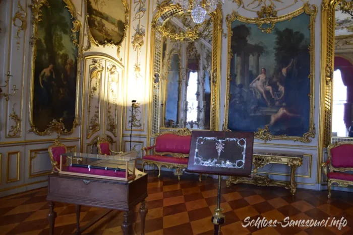Konzertzimmer von Schloss Sanssouci mit vergoldeten Rokoko-Ornamenten, Spiegeln, Gemälden, Hammerklavier und Notenpult.