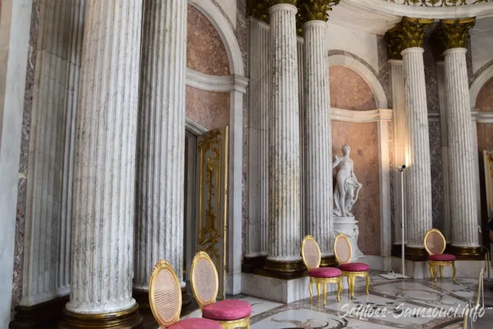 Marmorsaal von Schloss Sanssouci mit korinthischen Säulen, vergoldeten Kapitellen und der Statue der Venus Urania.
