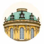Schloss Sanssouci in Potsdam mit historischer Fensterfront und Kuppeldach