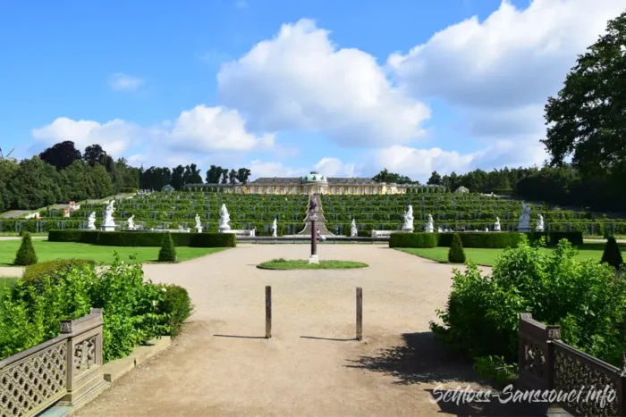 Blick vom Gartenparterre über Skulpturen und Weinbergterrassen zum Schloss Sanssouci.